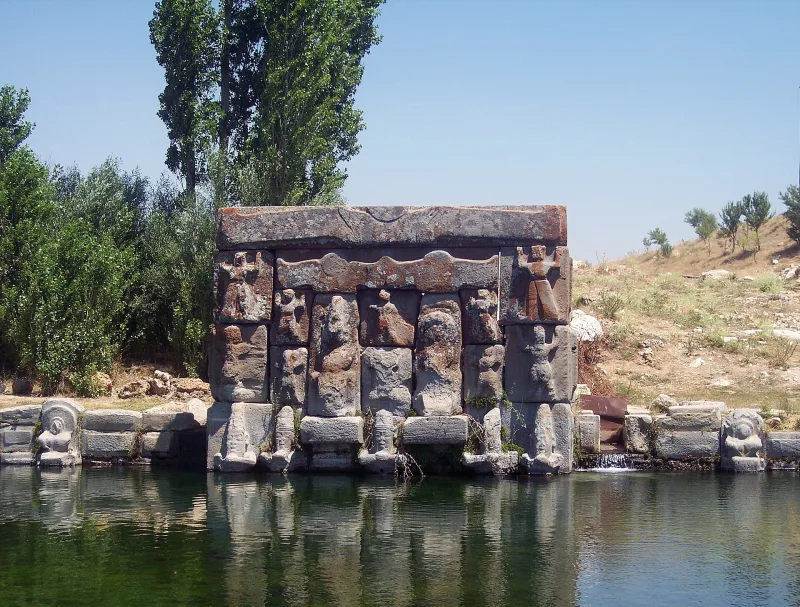 ييفلاتونبينار — ينبوع مقدس من الحثيين يقع على ضفاف بحيرة بيشيهير